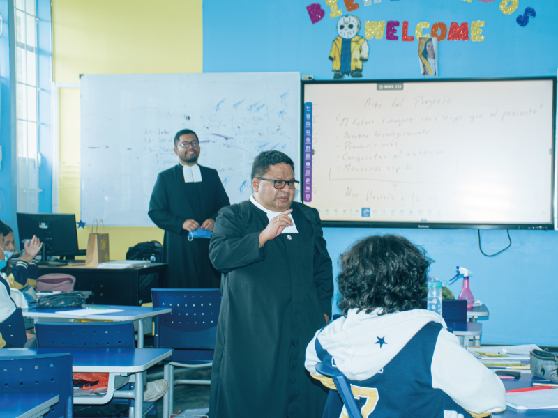 Hermano-y-estudiantes