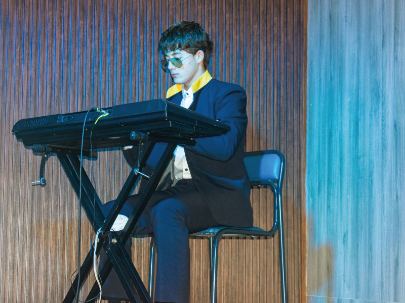 Estudiante-en-piano