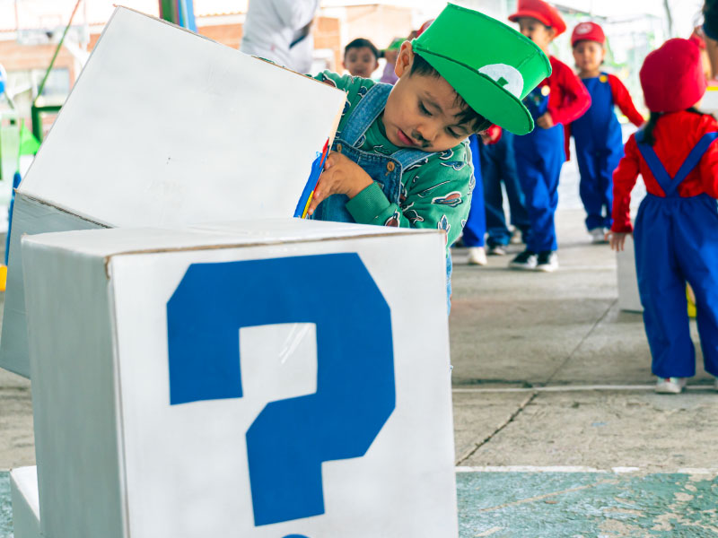 NIÑO-RESOLVIENDO-ROMPECABEZAS