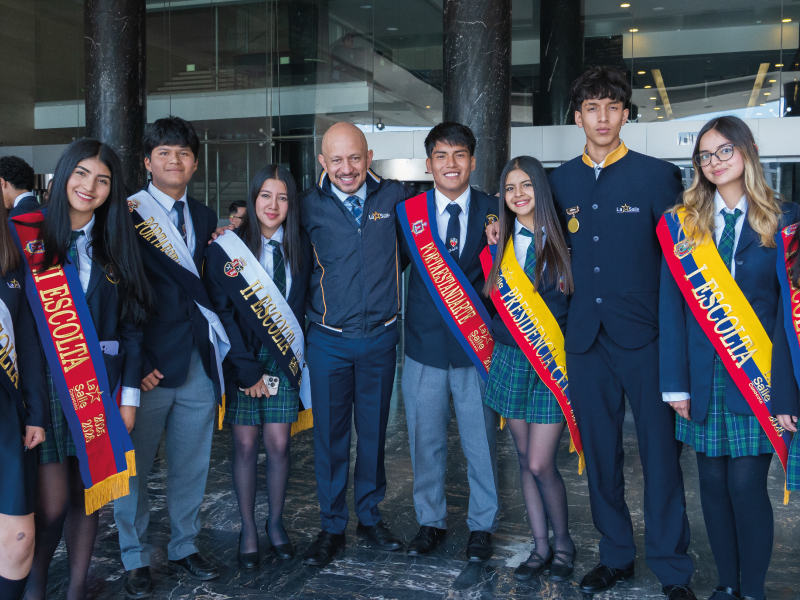 ESTUDIANTES-Y-ASAMBLEISTA